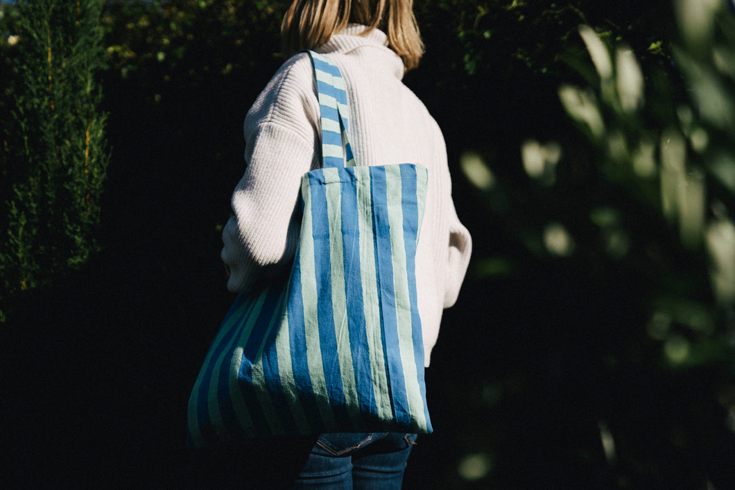 Mattias block print bag on a girl's shoulder